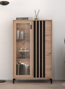 Vitrine | Farbe: Eiche Artisan | 1 Glastür in Holz eingefasst | klein | breit | 80 x 40 x 129 cm | 1 Drehtür | drei Fächer | schwarze Griffe | für Wohnzimmer