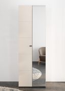 Schrank | 1 Spiegeltür | Farbe: Kaschmir | 1 ausziehbare Kleiderstange | 4 Fächer | Maße: 64 x 35 x 194 cm | Griffe & Beine: Schwarz | für den Eingangsbereich