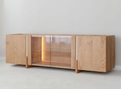 TV-Unterschrank | Farbe: Eiche gebleicht | 4 Türen | Massivholz | Eichenholz geölt | Travertin Stein | 180 x 46 x 56 cm | 6 Fächer | inkl. LED-Beleuchtung