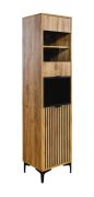 Schmale Vitrine mit zwei Türen Calmuco 02, Farbe: Eiche Craft Gold / Schwarz, fünf Fächer, Griffe & Beine: Metall, Maße: 190 x 45 x 40,5 cm, Front: geriffelt