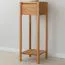 Beistellkommode | hoher Beistelltisch | Massivholz | 1 Schublade | Soft Close System | Eichenholz geölt | 1 Ablagefach | Farbe: Eiche | 33 x 33 x 90 cm | Seille 14 | gefräster Griff
