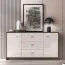 Sideboard / Kommode Mackenzie 04 | Maße: 160 x 40 x 85 cm | 3 Schubladen | 2 Türen | Farbe: Eiche Dunin / Kaschmir Hochglanz | Griffe: Metall | Soft-Close