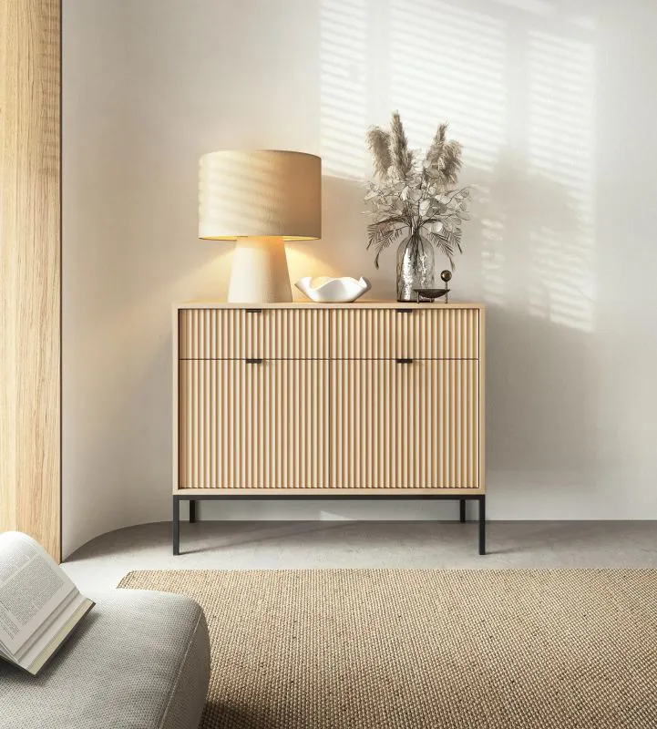 Kommode | Farbe: Eiche Vicenza | geriffelte Front | Griffe & Beine: Schwarz | 2 Schubladen | Maße: 104 x 39 x 83 cm | 2 Türen | ABS-Kanten | 4 Fächer