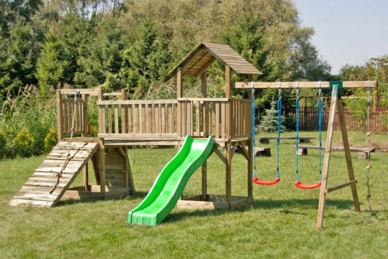Spielturm Spielanlage mit zwei Türmen inkl. Wellenrutsche, Doppelschaukel-Anbau und Kletterseil