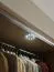 Falttür / Kleiderschrank | Farbe: Eiche | 3 Schubladen | 3 Kleiderstangen | 160 x 60 x 240 cm | inkl. LED-Beleuchtung mit Bewegungssenor | Soft-Close