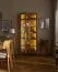 Vitrine | 2 Glastüren in Holz eingefasst | Farbe: Eiche | Soft-Close Funktion | 83 x 35 x 198 cm | integrierte Beleuchtung | 6 Fächer | 5 Einlegeböden