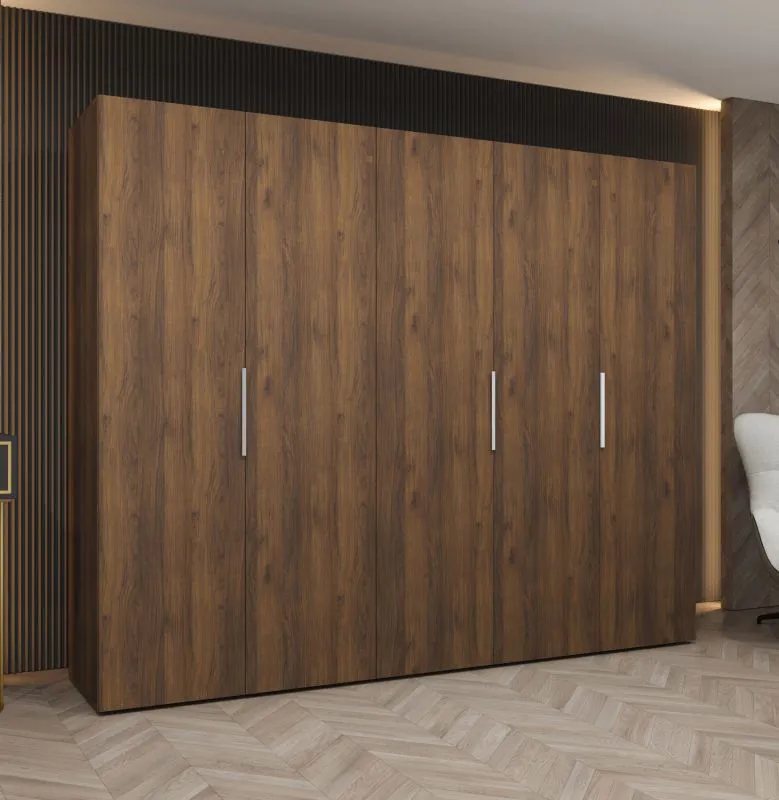 Drehtürenschrank mit 2,5 Meter breite | Farbe: Walnuss | fünf Türen | Soft-Close-Funktion | drei Fächer | Griffe: Silber | drei Kleiderstangen | Kleiderschrank