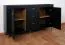 Stabiles Sideboard / Kommode mit vier Fächer Barbe 17, drei Schubladen, Farbe: Schwarz matt, ABS-Kantenschutz, Griffe: Gold, zwei Türen, Maße: 83,5 x 137 x 40 cm, leicht kombinierbar mit anderen Möbeln